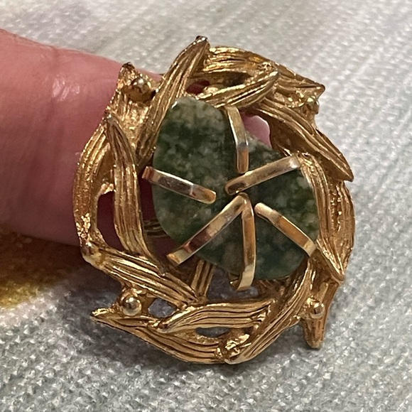 Vintage Stunning Jade Earrings - Picture 3 of 4